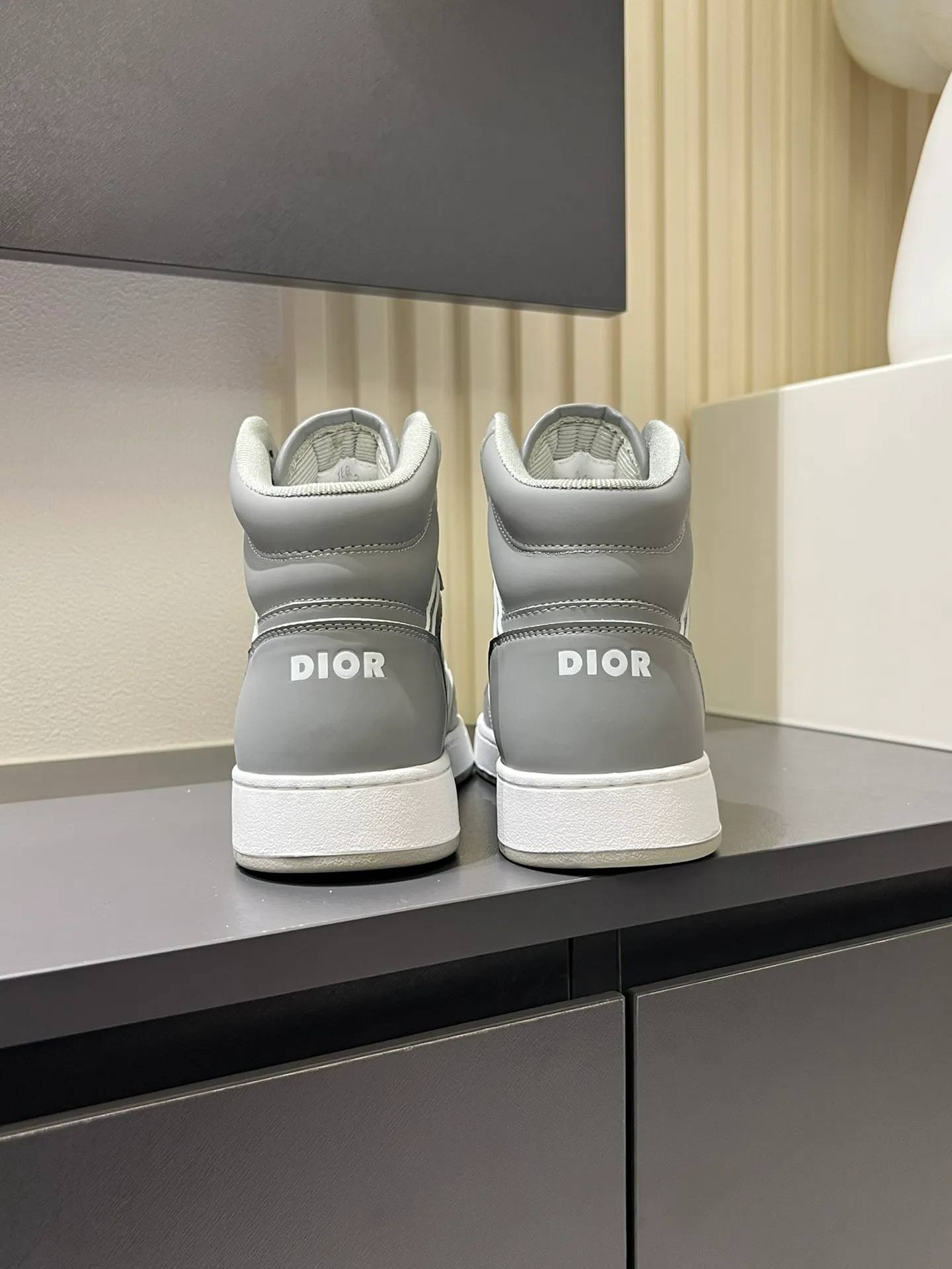 Men's shoes 💰p460 "Dio*" mid-top B27 casual sneakers. This B27 high-top sneaker is a new product in the series and continues Di*r's classic style. Crafted from gray and white smooth calf leather with beige and black Oblique print panels on the sides. The "CD Icon" shaped shoelace eyelets are clever and delicate, and the two-color rubber sole, rear collar and heel are all equipped with the brand's iconic details to enhance the style. Oblique printed straps at the ankle allow for an adjustable fit to complement the overall design. Fashionable and versatile, it can complement any look. Create an exquisite design with unique dynamic vitality and modern atmosphere, presented in low-top and high-top styles. This new must-have shoe adds a new dimension to Dior's archive heritage, embodying modern elegance. Purchase the original version and make it 1:1. If you need top quality, please come to me! Male 38-44!